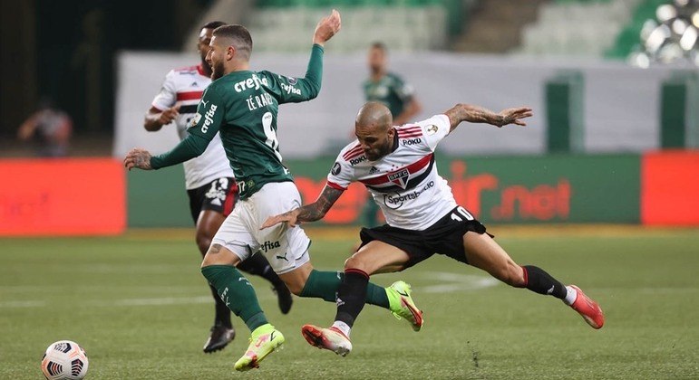 Daniel Alves poderia ter parado Zé Rafael, mas deixou o jogador seguir e o gol acabou saindo - Cesar Greco/Palmeiras