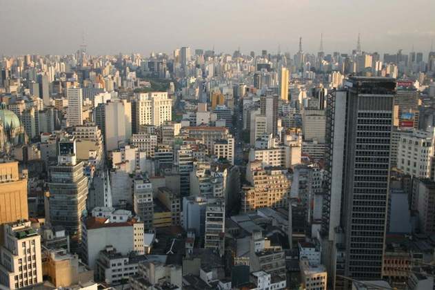 São Paulo, por exemplo, é a maior metrópole do Brasil, com mais de 12 milhões de habitantes, o que gera uma grande demanda por transporte rápido e eficiente.