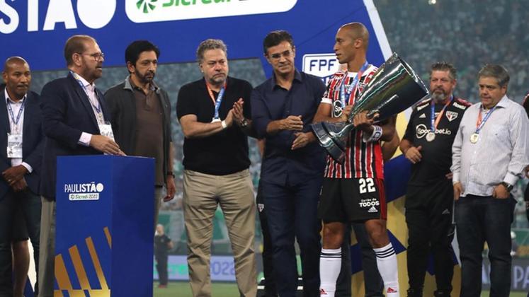 São Paulo recebe troféu de vice-campeão paulista.