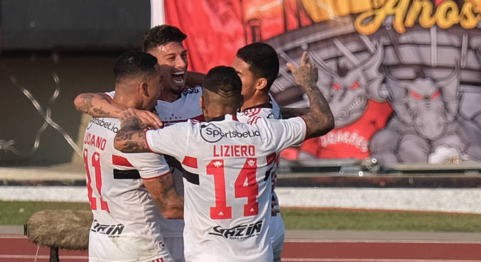 Rigoni comemora o gol marcado por ele no primeiro tempo