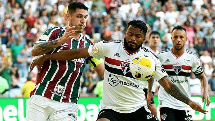 SÃO PAULO: SOBE - Construiu muitas oportunidades de gol no primeiro tempo/ DESCE - Deu espaços para Ganso e Cano no decorrer da partida. 