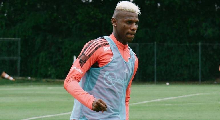 Equatoriano Arboleda durante treino do São Paulo no CT da Barra Funda