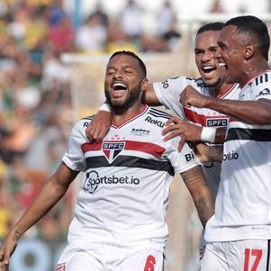 Reinaldo comemora o 1º gol do jogo, marcado por ele, de pênalti