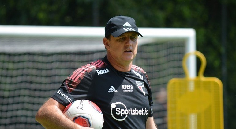 Rogério Ceni comandou último treino neste sábado (12) no CT da Barra Funda