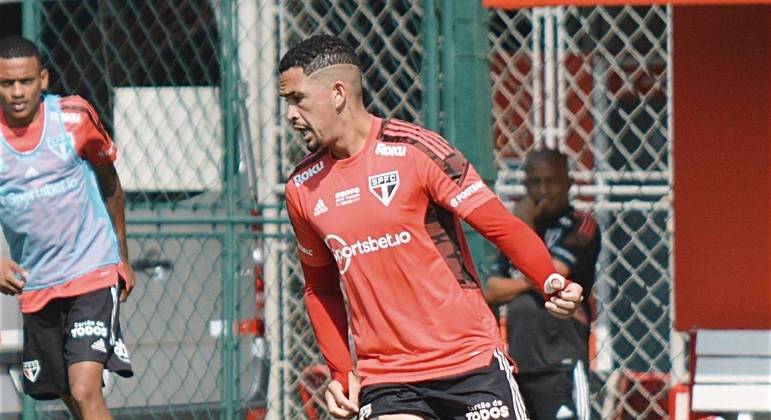 Atacante Luciano, do São Paulo, durante treino no CT da Barra Funda