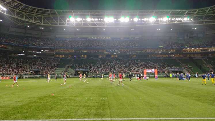 O jogo acontece embaixo de uma chuva incessante na capital paulista