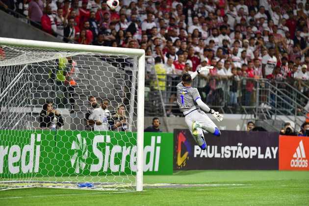 Logo de início, o Tricolor já carimbou a trave do goleiro Ygor Vinhas