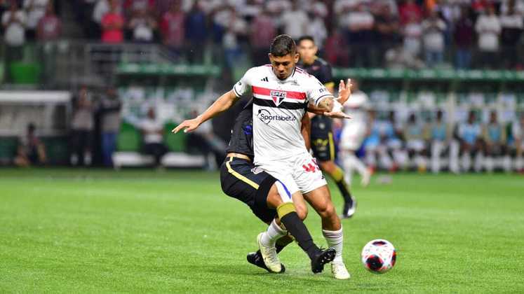 Erison entrou no lugar de Galoppo ainda no primeiro tempo. O argentino saiu sentindo muitas dores e a lesão preocupa