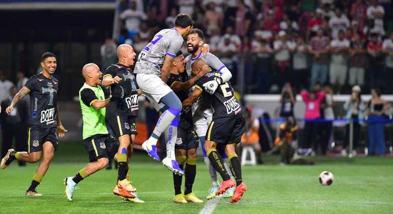 São Paulo e Água Santa duelaram pelas quartas de final do Paulistão