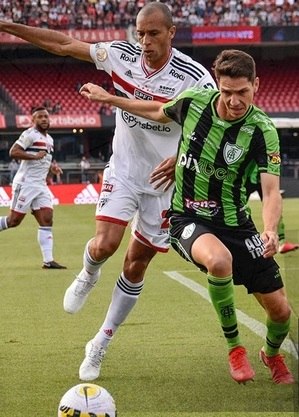 Zagueiro Miranda disputa lance em duelo contra o América-MG