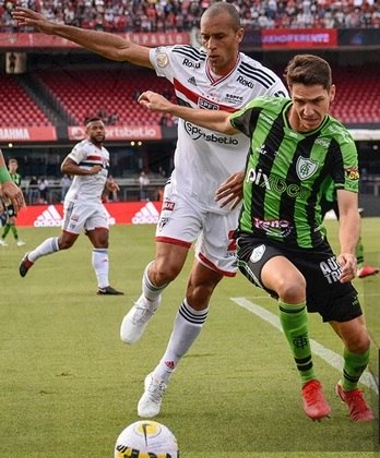 Zagueiro Miranda disputa lance em duelo contra o América-MG no Morumbi