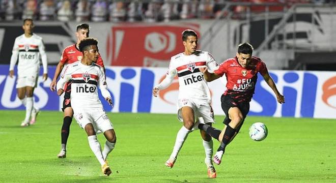 São paulo venceu o Athletico-PR e somou a segunda vitória seguida no Brasileirão