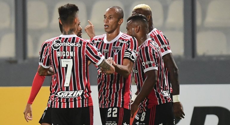 Jogadores do São Paulo comemoram gol contra o Ayacucho na Sul-Americana