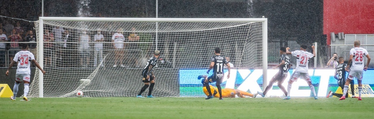 A falha de marcação do Corinthians foi imperdoável. Ninguém cobriu Gil. Calleri ficou livre