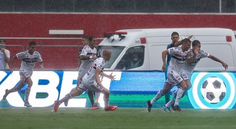 Argentino Calleri corre para comemorar com companheiros o gol que garantiu a vitória