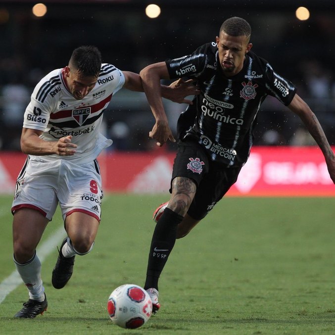 Calleri, do São Paulo, e João Victor, do Corinthians, disputam bola no Majestoso