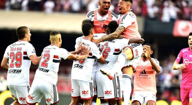 Jogadores do São Paulo comemoram o primeiro gol marcado por Welington no Morumbi