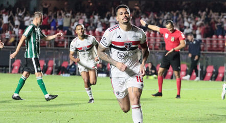 Luciano comemora gol de pênalti pelo São Paulo
