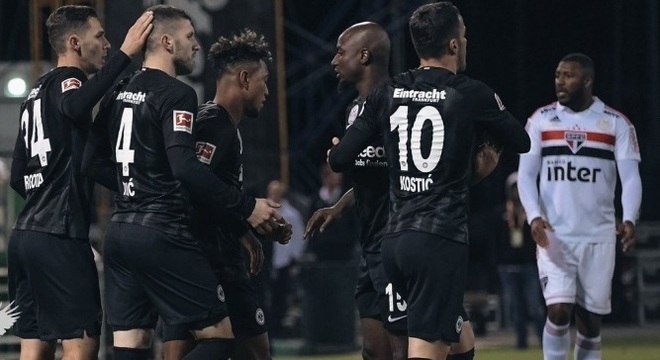 Jogadores do Eintracht Frankfurt comemoram gol contra o São Paulo, nos EUA