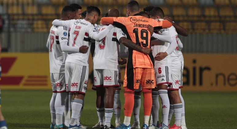 Jogadores do São Paulo se concentram antes de jogo pela Sul-Americana