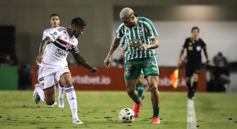 Vitor Gabriel (com a bola), do Juventude, encara marcação de Diego Costa, do São Paulo