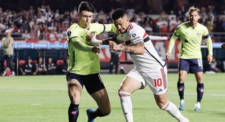 Luciano disputa a bola com jogador da LDU