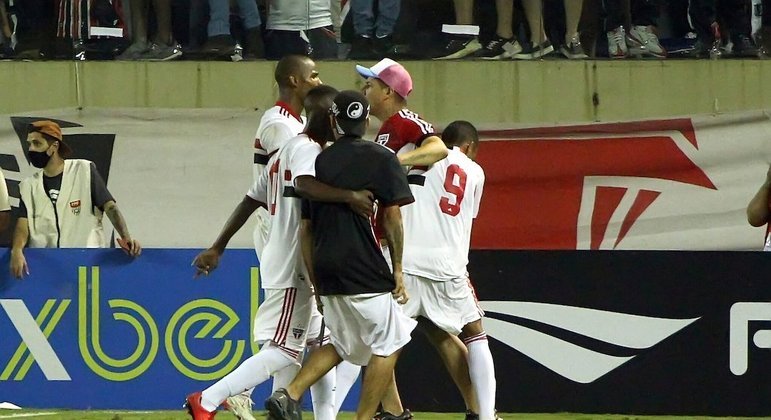 Jogadores do São Paulo tentam conter torcedores que invadiram o campo