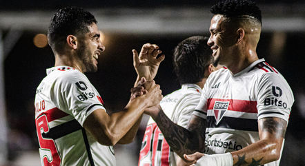 Michel Araújo comemora com Luciano o gol do São Paulo