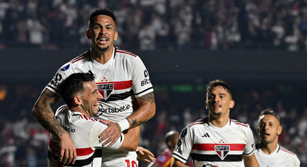 Luciano comemora gol que aumentou vantagem para o São Paulo
