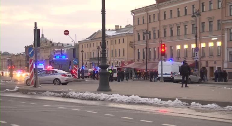 Policiais cercaram o café após a explosão em São Petersburgo