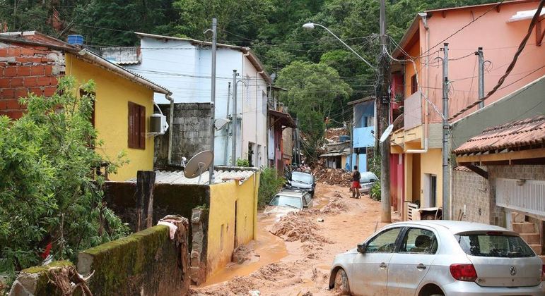 As  fortes chuvas no feriado prolongado do carnaval provocaram deslizamento em São Sebastião