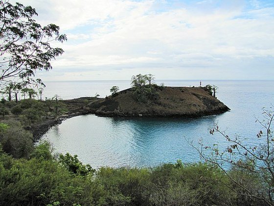 São Tomé e Príncipe - País insular africano perto da linha do equador, tem uma cadeia vulcânica com formações rochosas e corais. Uma das atrações é a Lagoa Azul (foto). O Parque Natural Ôbo tem outra atração: o Pico Cão Grande. 