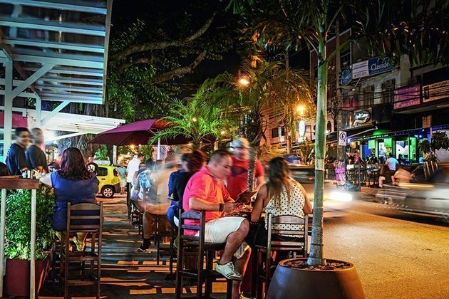São vários restaurantes, lanchonetes, bares e botecos ao longo da avenida Braz de Pina e nas imediações. Os empresários do ramo estão investindo e a região já se transforma num pulsante polo gastronômico. 
