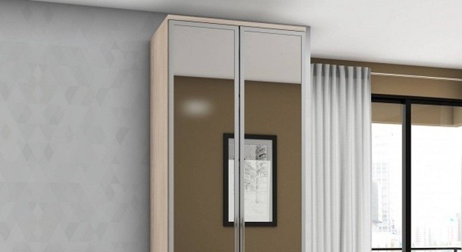 Sapateira com espelho duas portas maximiza o ambiente do quarto de casal