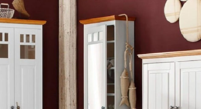 Sapateira com espelho feita com acabamento de madeira