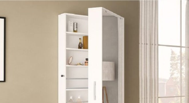 Sapateira com espelho fixada na parede traz ainda mais praticidade para o dia a dia