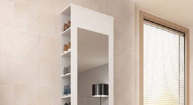 Sapateira com espelho lateral e nichos para organização dos calçados