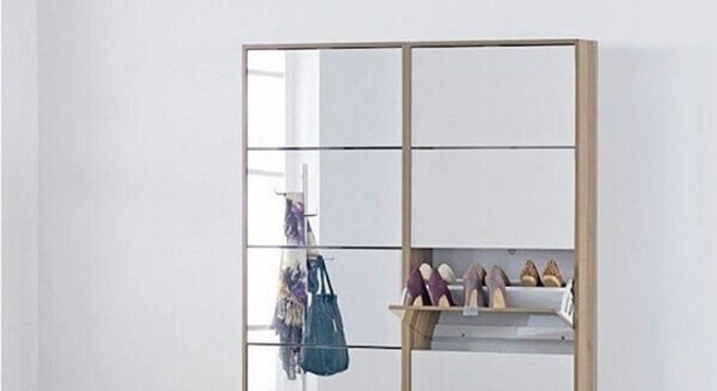 Sapateira com espelho repartida em diversos nichos para organizar os sapatos