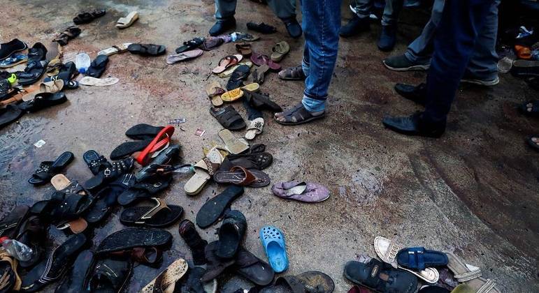 Pilha de calçados abandonados após tumulto