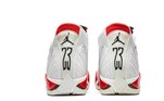 Com o logo da marca 'Air Jordan' e o número 23 na parte de trás, essa peça custa R$ 31,2 mil - R$ 41,6 mil
