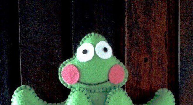 Sapo em feltro utilizado como enfeite para porta de banheiro