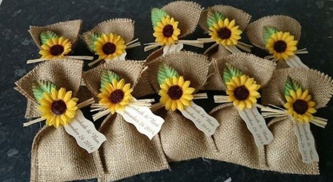 Saquinhos com surpresas usados como lembrancinhas de festa tema girassol