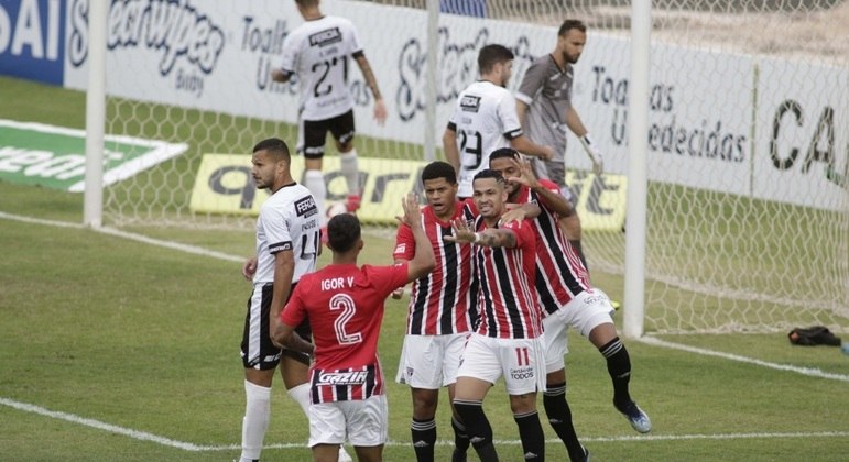 Jogadores do São Paulo comemoram gol de Gabriel Sara contra a Inter de Limeira