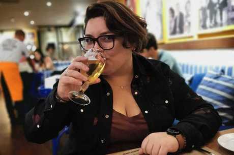 Sara adora reunir os amigos para beber