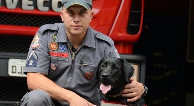 Cabo Gérson, do Corpo de Bombeiros de SP, com cadelah Sarah