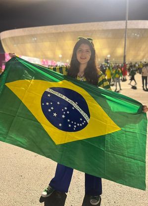 Sarah em frente ao estádio, no Catar