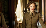 Em Uma Noite Real, Sarah Gadon interpreta Elizabeth como a princesa britânica que se reúne à família para comemorar a vitória dos Aliados na Segunda Guerra Mundial