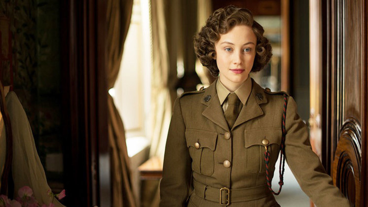 Em Uma Noite Real, Sarah Gadon interpreta Elizabeth como a princesa britânica que se reúne à família para comemorar a vitória dos Aliados na Segunda Guerra Mundial