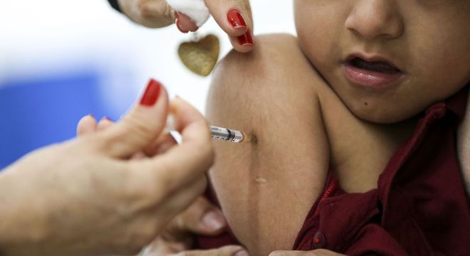 A vacina tríplice viral protege contra sarampo, rubéola e caxumba 