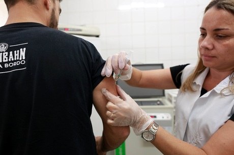 Jovens de 20 a 29 anos vão a postos de saúde se vacinar contra sarampo